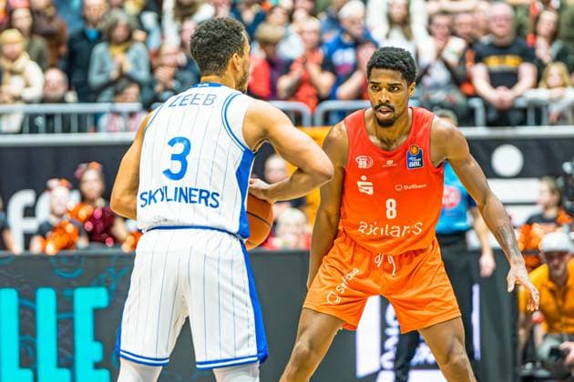 Chemnitz, Germany 04 January 2025 1 BBL 2024 2025 Niners Chemnitz vs Fraport Skyliners Frankfurt In the picture from left in the duel Garai Zeeb Frankfurt and William Christmas Chemnitz Copyright: xFotostandx xNachtigallx