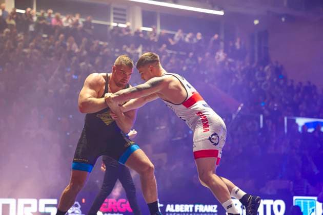 Semifinal Wrestling Bundesliga KSC Hösbach vs SC Siegfried Kleinostheim 130kg Greek Roman Anton Vieweg KSC Hösbach in red against Franz Richter SC Kleinostheim in blue during the semifinal match of the German Team Championship between KSC Hösbach and SC Siegfried Kleinostheim in the Birtat Wrestling Bundesliga on 04 01 2025 in Elsenfeld, Germany