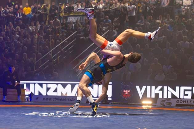 Semifinal Wrestling Bundesliga KSC Hösbach vs SC Siegfried Kleinostheim 66kg Greek Roman Nils Buschner KSC Hösbach in red against Deniz Menekse SC Kleinostheim in blue during the semifinal match of the German Team Championship between KSC Hösbach and SC Siegfried Kleinostheim in the Birtat Wrestling Bundesliga on 04 01 2025 in Elsenfeld, Germany