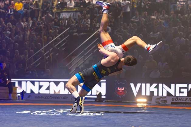 Semifinal Wrestling Bundesliga KSC Hösbach vs SC Siegfried Kleinostheim 66kg Greek Roman Nils Buschner KSC Hösbach in red against Deniz Menekse SC Kleinostheim in blue during the semifinal match of the German Team Championship between KSC Hösbach and SC Siegfried Kleinostheim in the Birtat Wrestling Bundesliga on 04 01 2025 in Elsenfeld, Germany