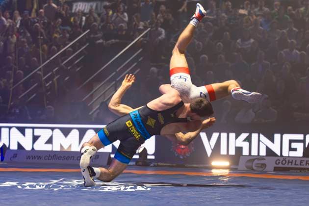 Semifinal Wrestling Bundesliga KSC Hösbach vs SC Siegfried Kleinostheim 66kg Greek Roman Nils Buschner KSC Hösbach in red against Deniz Menekse SC Kleinostheim in blue during the semifinal match of the German Team Championship between KSC Hösbach and SC Siegfried Kleinostheim in the Birtat Wrestling Bundesliga on 04 01 2025 in Elsenfeld, Germany