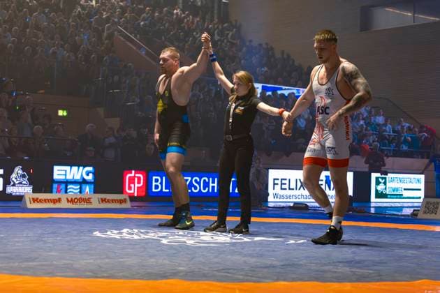 Semifinal Wrestling Bundesliga KSC Hösbach vs SC Siegfried Kleinostheim 130kg Greek Roman Anton Vieweg KSC Hösbach in red against Franz Richter SC Kleinostheim in blue during the semifinal match of the German Team Championship between KSC Hösbach and SC Siegfried Kleinostheim in the Birtat Wrestling Bundesliga on 04 01 2025 in Elsenfeld, Germany