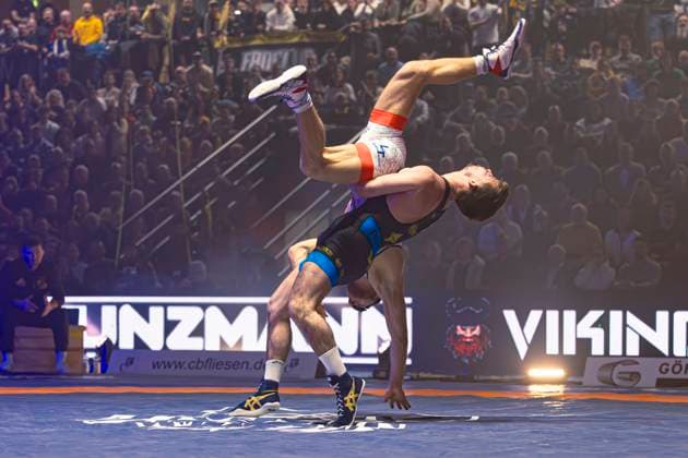 Semifinal Wrestling Bundesliga KSC Hösbach vs SC Siegfried Kleinostheim 66kg Greek Roman Nils Buschner KSC Hösbach in red against Deniz Menekse SC Kleinostheim in blue during the semifinal match of the German Team Championship between KSC Hösbach and SC Siegfried Kleinostheim in the Birtat Wrestling Bundesliga on 04 01 2025 in Elsenfeld, Germany
