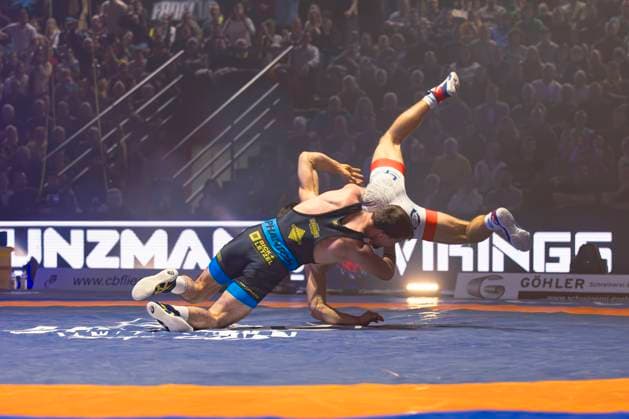 Semifinal Wrestling Bundesliga KSC Hösbach vs SC Siegfried Kleinostheim 66kg Greek Roman Nils Buschner KSC Hösbach in red against Deniz Menekse SC Kleinostheim in blue during the semifinal match of the German Team Championship between KSC Hösbach and SC Siegfried Kleinostheim in the Birtat Wrestling Bundesliga on 04 01 2025 in Elsenfeld, Germany