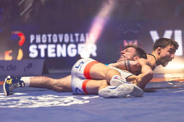 Semifinal Wrestling Bundesliga KSC Hösbach vs SC Siegfried Kleinostheim 66kg Greek Roman Nils Buschner KSC Hösbach in red against Deniz Menekse SC Kleinostheim in blue during the semifinal match of the German Team Championship between KSC Hösbach and SC Siegfried Kleinostheim in the Birtat Wrestling Bundesliga on 04 01 2025 in Elsenfeld, Germany