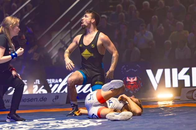 Semifinal Wrestling Bundesliga KSC Hösbach vs SC Siegfried Kleinostheim 66kg Greek Roman Nils Buschner KSC Hösbach in red against Deniz Menekse SC Kleinostheim in blue during the semifinal match of the German Team Championship between KSC Hösbach and SC Siegfried Kleinostheim in the Birtat Wrestling Bundesliga on 04 01 2025 in Elsenfeld, Germany