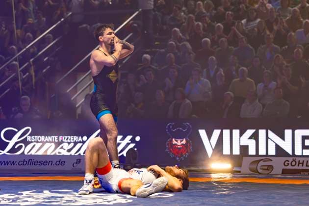 Semifinal Wrestling Bundesliga KSC Hösbach vs SC Siegfried Kleinostheim 66kg Greek Roman Nils Buschner KSC Hösbach in red against Deniz Menekse SC Kleinostheim in blue during the semifinal match of the German Team Championship between KSC Hösbach and SC Siegfried Kleinostheim in the Birtat Wrestling Bundesliga on 04 01 2025 in Elsenfeld, Germany