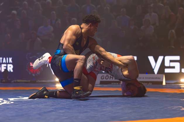 Semifinal Wrestling Bundesliga KSC Hösbach vs SC Siegfried Kleinostheim 98kg freestyle Robin Ferdinand KSC Hösbach in red against Joshua Morodion SC Kleinostheim in blue during the semifinal match of the German Team Championship between KSC Hösbach and SC Siegfried Kleinostheim in the Birtat Wrestling Bundesliga on 04 01 2025 in Elsenfeld, Germany