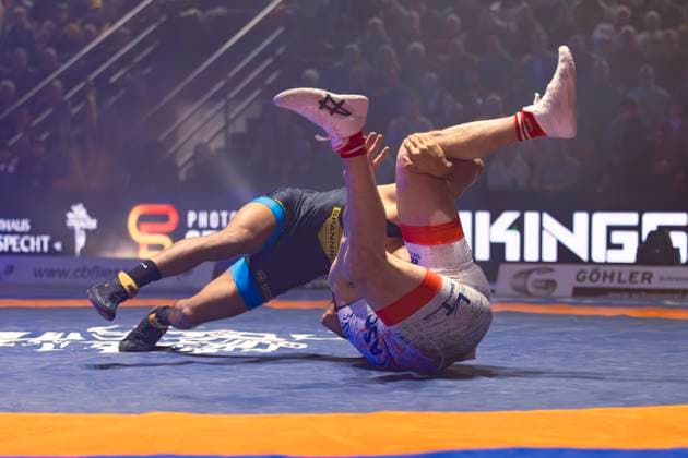 Semifinal Wrestling Bundesliga KSC Hösbach vs SC Siegfried Kleinostheim 98kg freestyle Robin Ferdinand KSC Hösbach in red against Joshua Morodion SC Kleinostheim in blue during the semifinal match of the German Team Championship between KSC Hösbach and SC Siegfried Kleinostheim in the Birtat Wrestling Bundesliga on 04 01 2025 in Elsenfeld, Germany