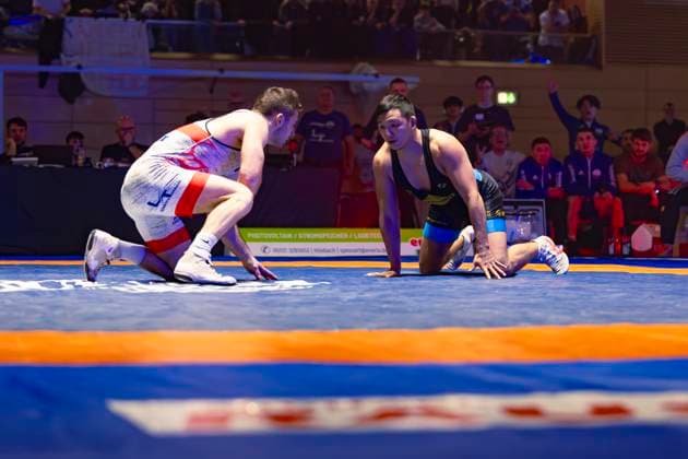 Semifinal Wrestling Bundesliga KSC Hösbach vs SC Siegfried Kleinostheim 71kg freestyle Niklas Dorn KSC Hösbach in red against Nalchyn Kuular SC Kleinostheim in blue during the semifinal fight of the German Team Championship between KSC Hösbach and SC Siegfried Kleinostheim in the Birtat Wrestling Bundesliga on 04 01 2025 in Elsenfeld, Germany