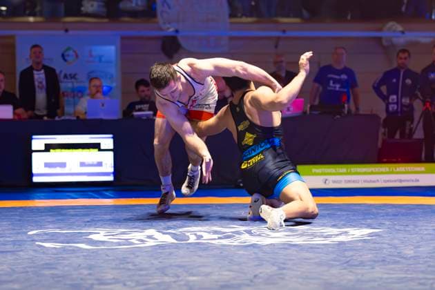 Semifinal Wrestling Bundesliga KSC Hösbach vs SC Siegfried Kleinostheim 71kg freestyle Niklas Dorn KSC Hösbach in red against Nalchyn Kuular SC Kleinostheim in blue during the semifinal fight of the German Team Championship between KSC Hösbach and SC Siegfried Kleinostheim in the Birtat Wrestling Bundesliga on 04 01 2025 in Elsenfeld, Germany