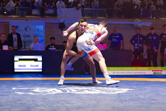 Semifinal Wrestling Bundesliga KSC Hösbach vs SC Siegfried Kleinostheim 71kg freestyle Niklas Dorn KSC Hösbach in red against Nalchyn Kuular SC Kleinostheim in blue during the semifinal fight of the German Team Championship between KSC Hösbach and SC Siegfried Kleinostheim in the Birtat Wrestling Bundesliga on 04 01 2025 in Elsenfeld, Germany