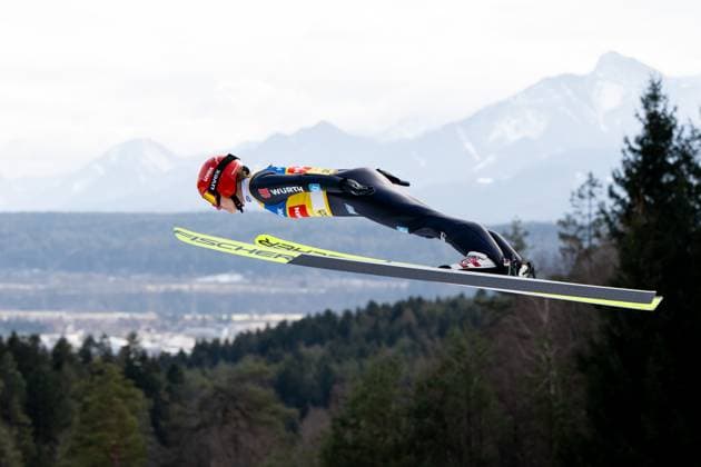 Katharina Schmid (Deutschland) vor Alpenkulisse, AUT, FIS Viessmann Skisprung Weltcup, Alpen Arena Villach, Wettkampf Einzelspringen Frauen, Saison 2024 2025, 05.01.2025 AUT, FIS Viessmann Skisprung Weltcup, Alpen Arena Villach, Wettkampf Einzelspringen Frauen, Saison 2024 2025, 05.01.2025 Villach *** Katharina Schmid Germany in front of an Alpine backdrop, AUT, FIS Viessmann Ski Jumping World Cup, Alpen Arena Villach, womens individual ski jumping competition, 2024 2025 season, 05 01 2025 AUT, FIS Viessmann Ski Jumping World Cup, Alpen Arena Villach, womens individual ski jumping competition, 2024 2025 season, 05 01 2025 Villach Copyright: xEibner-Pressefoto Memmlerx EP_MMR