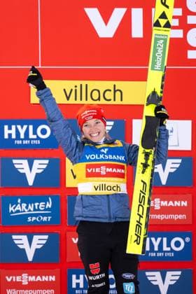 Katharina Schmid (Deutschland) jubelt auf dem Podium bei der Siegerehrung ueber den Sieg Platz 1, AUT, FIS Viessmann Skisprung Weltcup, Alpen Arena Villach, Wettkampf Einzelspringen Frauen, Saison 2024 2025, 05.01.2025 AUT, FIS Viessmann Skisprung Weltcup, Alpen Arena Villach, Wettkampf Einzelspringen Frauen, Saison 2024 2025, 05.01.2025 Villach *** Katharina Schmid Germany celebrates victory on the podium at the award ceremony 1st place, AUT, FIS Viessmann Ski Jumping World Cup, Alpen Arena Villach, Womens individual ski jumping competition, 2024 2025 season, 05 01 2025 AUT, FIS Viessmann Ski Jumping World Cup, Alpen Arena Villach, Womens individual ski jumping competition, 2024 2025 season, 05 01 2025 Villach Copyright: xEibner-Pressefoto Memmlerx EP_MMR