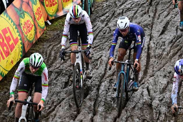 Sport Bilder des Tages UCI Cyclocross World Cup Dendermonde 2025 DENDERMONDE, BELGIUM - JANUARY 05 : Van Empel Fem (NED) of Visma Lease A Bike and Alvarado Ceylin Del Carmen (NED) of Alpecin-Deceuninck during the 9th leg of the UCI Cyclocross World Cup series 2024-2025 in Dendermonde, Belgium, 05 01 2025 Dendermonde Belgium  Copyright: xPeterxDexVoechtx