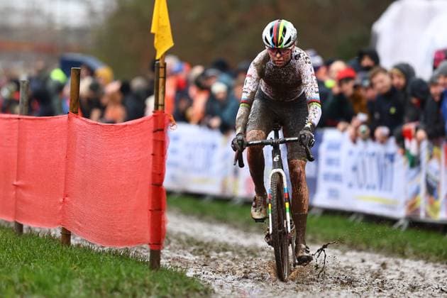 Dutch Fem Van Empel pictured in action during the women s elite race at the World Cup cyclocross cycling event in Dendermonde, Belgium, stage 9 (out of 12) of the UCI World Cup cyclocross competition, Sunday 05 January 2025. DAVIDxPINTENS  x109683829x