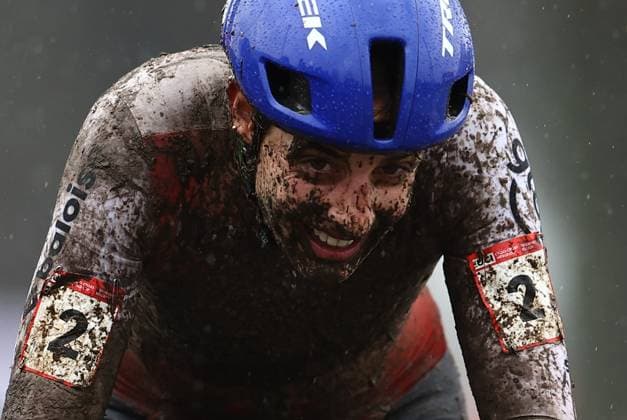 Dutch Lucinda Brand pictured in action during the women s elite race at the World Cup cyclocross cycling event in Dendermonde, Belgium, stage 9 (out of 12) of the UCI World Cup cyclocross competition, Sunday 05 January 2025. DAVIDxPINTENS  x109683879x