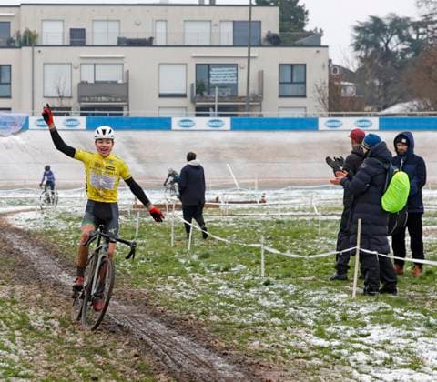 05 01 2025 7 Darmstädter Crossrennen an der Radrennbahn und 5 Lauf Elektroland24 de Cyclocross Cup here cheering at the finish line Henrik HUBER 10 RSV Wanderlust Hofweier Darmstadt Hessen Germany