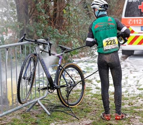 05 01 2025 7 Darmstadt cyclo-cross race at the Radrennbahn and 5 run Elektroland24 de Cyclocross Cup here youth male U17 here Ben Jakob KUNZ 228 VfR Baumholder cleaning the bike Darmstadt Hessen Germany