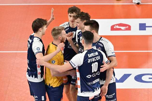 GER 1 VBL, SVG Lueneburg vs VCO Berlin 05 01 2025, LKH Arena, Lueneburg, GER 1 VBL, SVG Lueneburg vs VCO Berlin in the picture the Lueneburg team cheers nordphotoxGmbH xWitke nph00002