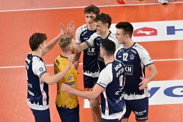 GER 1 VBL, SVG Lueneburg vs VCO Berlin 05 01 2025, LKH Arena, Lueneburg, GER 1 VBL, SVG Lueneburg vs VCO Berlin in the picture the Lueneburg team cheers nordphotoxGmbH xWitke nph00002