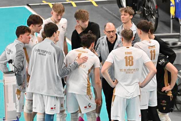 GER 1 VBL, SVG Lueneburg vs VCO Berlin 05 01 2025, LKH Arena, Lueneburg, GER 1 VBL, SVG Lueneburg vs VCO Berlin in the picture Coach Andreas Nestke VOC Berlin talks to his team nordphotoxGmbH xWitke nph00002