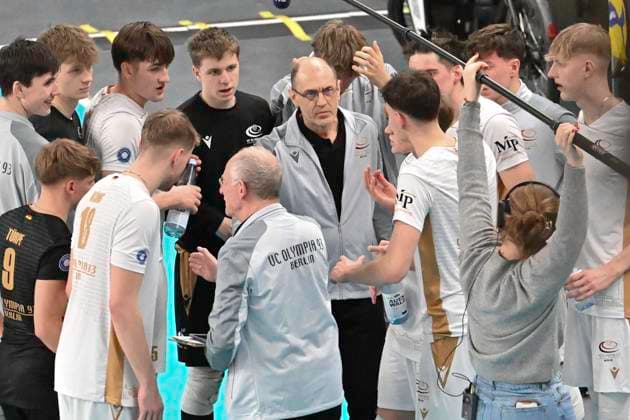 GER 1 VBL, SVG Lueneburg vs VCO Berlin 05 01 2025, LKH Arena, Lueneburg, GER 1 VBL, SVG Lueneburg vs VCO Berlin in the picture Coach Andreas Nestke VOC Berlin talks to his team nordphotoxGmbH xWitke nph00002