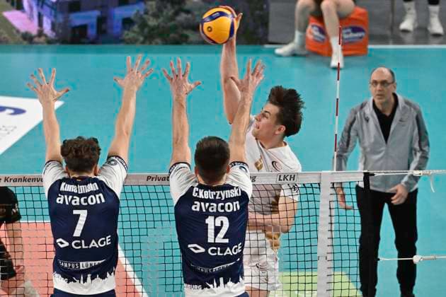GER 1 VBL, SVG Lueneburg vs VCO Berlin 05 01 2025, LKH Arena, Lueneburg, GER 1 VBL, SVG Lueneburg vs VCO Berlin in the picture Tom Borchert VOC Berlin 04 tries to assert himself against Joscha Kunstmann Lueneburg 07 and Cole Ketrzynski Lueneburg 12 nordphotoxGmbH xWitke nph00002