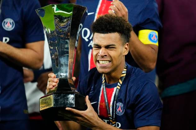 Paris Saint-Germain v AS Monaco - TrophÃ e des Champions - Final Desire Doue left winger of PSG and France lifts the trophy after winning with his team the Trophee des Champions match between Paris Saint-Germain and Monaco at Stadium 974 on January 5, 2025 in Doha, Qatar. Doha Qatar  Copyright: xJosexBretonx originalFilename:bretonhernandez-parissai250105_npqsx.jpg