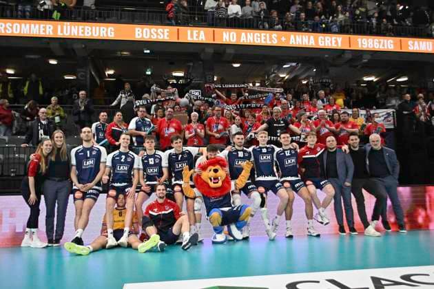 GER 1 VBL, SVG Lueneburg vs VCO Berlin 05 01 2025, LKH Arena, Lueneburg, GER 1 VBL, SVG Lueneburg vs VCO Berlin in the picture the Lueneburg team cheers with the fans about the victory nordphotoxGmbH xWitke nph00002