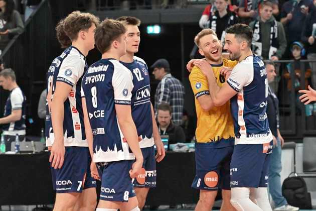 GER 1 VBL, SVG Lueneburg vs VCO Berlin 05 01 2025, LKH Arena, Lueneburg, GER 1 VBL, SVG Lueneburg vs VCO Berlin in the picture the Lueneburg team celebrates the victory nordphotoxGmbH xWitke nph00002