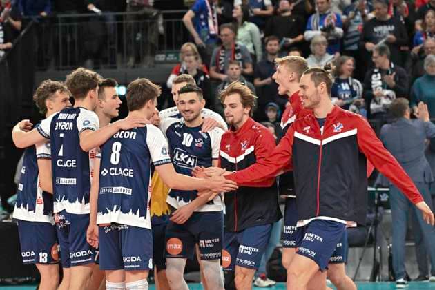 GER 1 VBL, SVG Lueneburg vs VCO Berlin 05 01 2025, LKH Arena, Lueneburg, GER 1 VBL, SVG Lueneburg vs VCO Berlin in the picture the Lueneburg team celebrates the victory nordphotoxGmbH xWitke nph00002