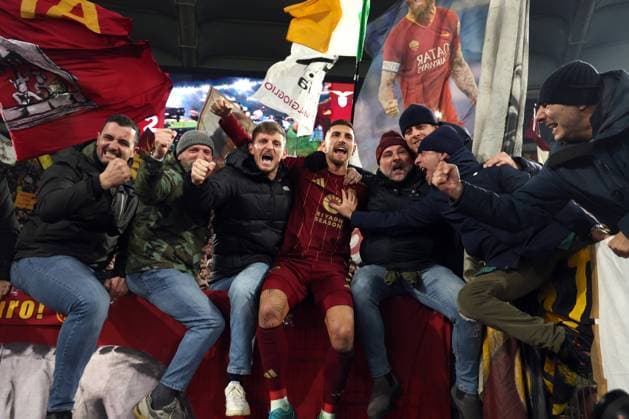 Football: Serie A Enilive 2024 2025 - day 19 - AS Roma vs SS Lazio, on January 05, 2025 atO lympic Stadium in Rome Rome, Italy 05.01.2025 : Roma players celebrates victory 2-0 at end of the Italian football championship Serie A Enilive 2024-2025 match AS Roma vs SS Lazio at Stadio Olimpico in Rome. Rome Olympic stadium italy italy Copyright: xmarcoxiacobucci