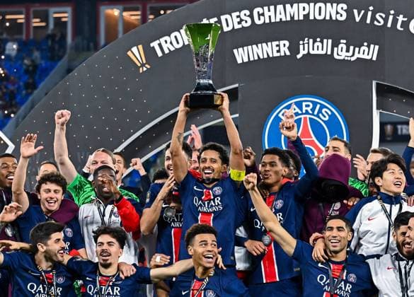 Bilder des Jahres 2025, Sport 01 Januar Sport Themen der Woche KW01 Sport Bilder des Tages French Super Cup (Trophee des Champions) - Paris Saint-Germain vs AS Monaco Players of Paris Saint-Germain celebrate with the trophy after winning the French Super Cup (Trophee des Champions) football final match between Paris Saint-Germain (PSG) and AS Monaco at the 974 stadium in Doha, Qatar on January 5, 2025. Copyright: xNOUSHADx