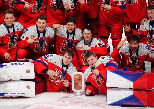 Bilder des Jahres 2025, Sport 01 Januar Sport Themen der Woche KW01 Sport Bilder des Tages January 5, 2025, Ottawa, On, CANADA: Czechia players pose for a group photo after the team beat Sweden to take the World Junior hockey championship bronze medal, in Ottawa, Sunday, Jan. 5, 2025. Canada News - January 5, 2025  - ZUMAc35_ 20250105_zaf_c35_064 Copyright: xSeanxKilpatrickx