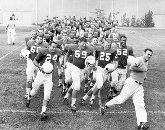 Archivbilder der Woche SPORT KW02 Ara Parseghian, who led Notre Dame to 2 national football championships, dies at 94 Northwestern football coach Ara Parseghian leads his team onto the field at Dyche Stadium on Aug. 31, 1962 in Evanston, Ill. (Chicago Tribune TNS) Evanston IL USA EDITORIAL USE ONLY Copyright: xx 1207895 ChicagoxTribunex krtphotoslive796048