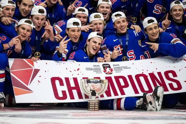 Bilder des Jahres 2025, Sport 01 Januar Sport Themen der Woche KW01 Sport Bilder des Tages 250105 Ryan Leonard and Brandon Svoboda of USA celebrate with the trophy together with team mates after the 2025 IIHF World Junior Championship final between USA and Finland on January 5, 2025 in Ottawa. Photo: Mathias Bergeld BILDBYRAN kod MB MB1049 ishockey Ice hockey, Eishockey jvm junior-vm u20 2025 iihf world junior championship world juniors final usa finland 11 bbeng jubel världsmästare mästare vm-guld guld vm-guld 2025 *** 250105 Ryan Leonard and Brandon Svoboda of USA celebrate with the trophy together with team mates after the 2025 IIHF World Junior Championship final between USA and Finland on January 5, 2025 in Ottawa Photo Mathias Bergeld BILDBYRAN kod MB MB1049 ishockey ice hockey jvm junior vm u20 2025 iihf world junior championship world juniors final usa finland 11 bbeng jubel världsmästare mästare vm guld guld vm guld 2025  Copyright: MATHIASxBERGELD BB250105MB183
