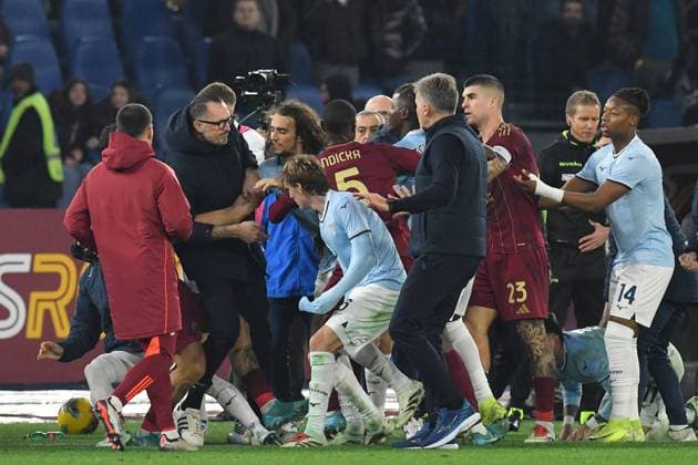 Riot between Roma player s and Lazio player s during the Serie A match between Roma v Lazio at Olympic stadium, Italy, January 05th, 2025. & xA;Mattia Vian during AS Roma vs SS Lazio, Italian soccer Serie A match in Rome, Italy, January 05 2025  Copyright: xMattiaxVian IPAxSportx xipa-agency.netx xx IPA_52789849 IPA_Agency_IPA52789849