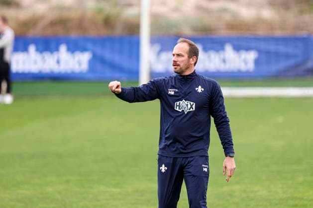 Co-coach Martin Heck gives instructions to the team at the SV Darmstadt 98 training camp in Valencia, El Saler on 06 01 25 in El Saler, Valencia xamx Photo Alfio Marino Copyright: