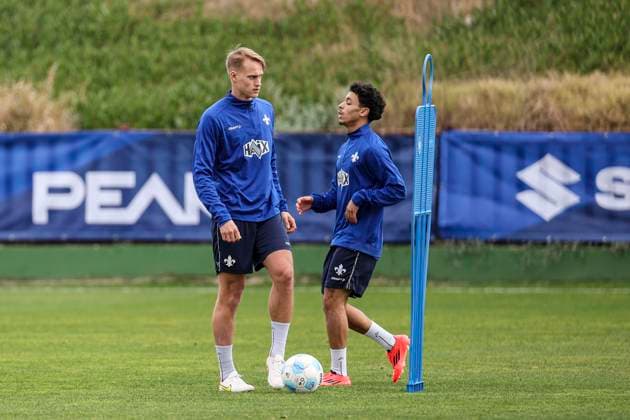 Othamane El Idrissi right and Oscar Vilhelmsson left at the SV Darmstadt 98 training camp in Valencia, El Saler on 06 01 25 in El Saler, Valencia xamx Photo Alfio Marino Copyright: