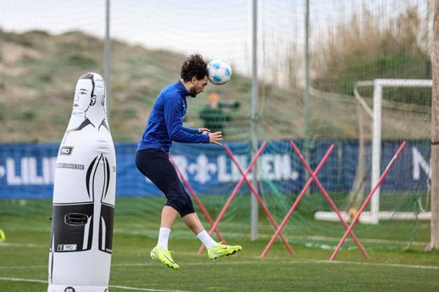 Fraser Hornby heading the ball at the SV Darmstadt 98 training camp in Valencia, El Saler on 06 01 25 in El Saler, Valencia xamx Photo Alfio Marino Copyright: