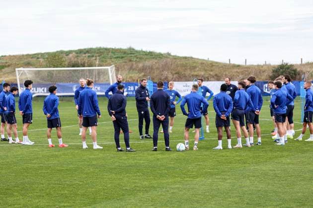 The coaching team talking to the team at the SV Darmstadt 98 training camp in Valencia, El Saler on 06 01 25 in El Saler, Valencia xamx Photo Alfio Marino Copyright: