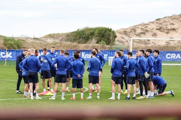 The coaching team talking to the team at the SV Darmstadt 98 training camp in Valencia, El Saler on 06 01 25 in El Saler, Valencia xamx Photo Alfio Marino Copyright: