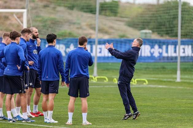 Co-coach Darius Scholtysik talking to the players at the SV Darmstadt 98 training camp in Valencia, El Saler on 06 01 25 in El Saler, Valencia xamx Photo Alfio Marino Copyright: