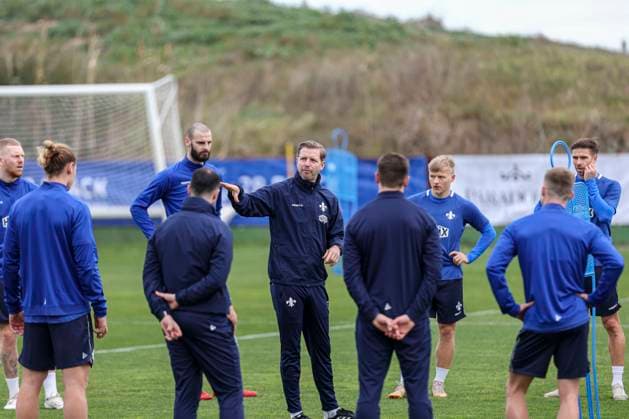 The coaching team talking to the team at the SV Darmstadt 98 training camp in Valencia, El Saler on 06 01 25 in El Saler, Valencia xamx Photo Alfio Marino Copyright:
