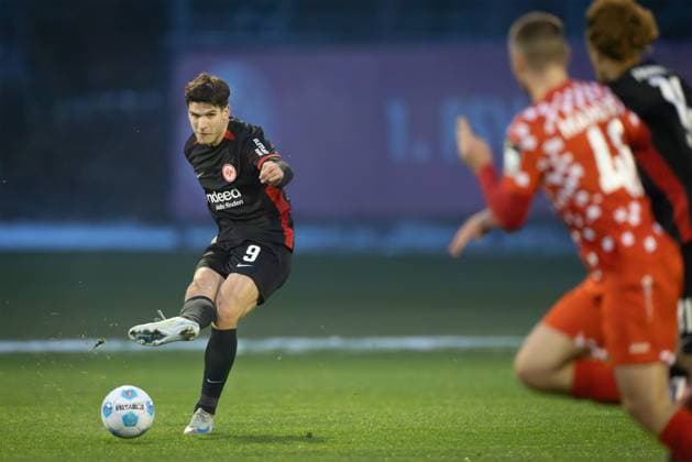 1. FSV Mainz 05 - Eintracht Frankfurt, Testspiel Igor Matanovic (Eintracht Frankfurt, 9) spielt den Ball in den Strafraum. Testspiel zwischen dem 1. FSV Mainz 05 und Eintracht Frankfurt am 5. Januar 2025 im Bruchwegstadion in Mainz., Mainz Rheinland-Pfalz Deutschland Bruchwegstadion