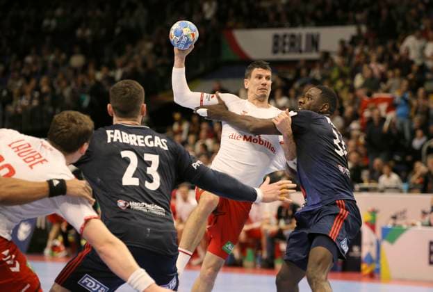 Foto : Torwurf von Andy SCHMID (Schweiz , Suisse) gegen Karl Olivier KONAN (France) Handball Europameisterschaft, Vorrunde in Berlin , am So. 14.01.2024 Schweiz - Frankreich 26 - 26