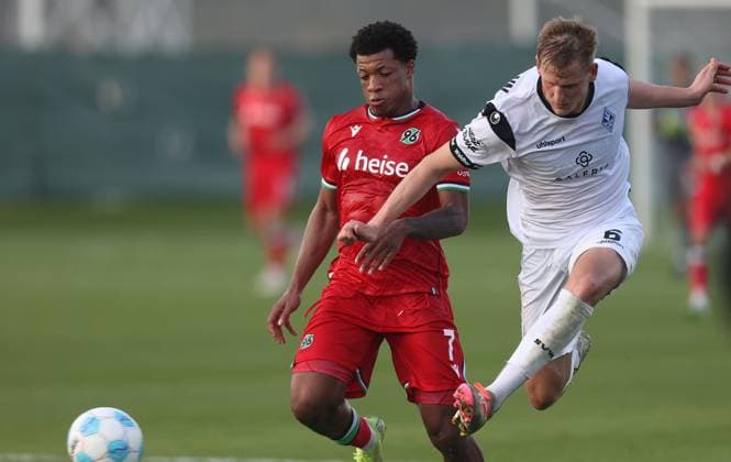 Sport Bilder des Tages 06.01.2025 Belek(Türkei) Hannover 96-SV Waldhof Mannheim Freundschaftsspiel Herrenfussball 2.Bundesliga,3.Liga trainingslager Jessic Ngankam (L) Hannover 96,Niklas Hofmann(R) Waldhof Mannheim :