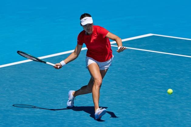 Emma Raducanu of Great Britain hits a forehand during a practice session Australian Open, Tuesday Previews, Tennis, Melbourne Park, Melbourne, Australia - 07 Jan 2025  Copyright: xRachelxBach Shutterstockx 15078714r