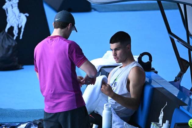 TENNIS AO CHARITY SINNER POPYRIN, Carlos Alcaraz of Spain has his finger taped during a training session at the Australian Open tennis tournament at Melbourne Park in Melbourne, Tuesday, January 7, 2025. ( NO ARCHIVING, EDITORIAL USE ONLY, NO USE IN BOOKS WITHOUT CONSENT MELBOURNE VICTORIA AUSTRALIA  Copyright: xJAMESxROSSx 20250107144040813596
